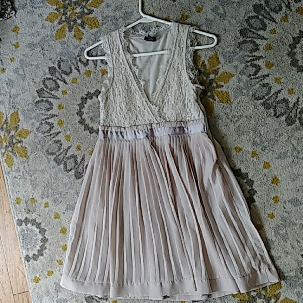 Elegant Beige Lace Flowy Dress size Medium